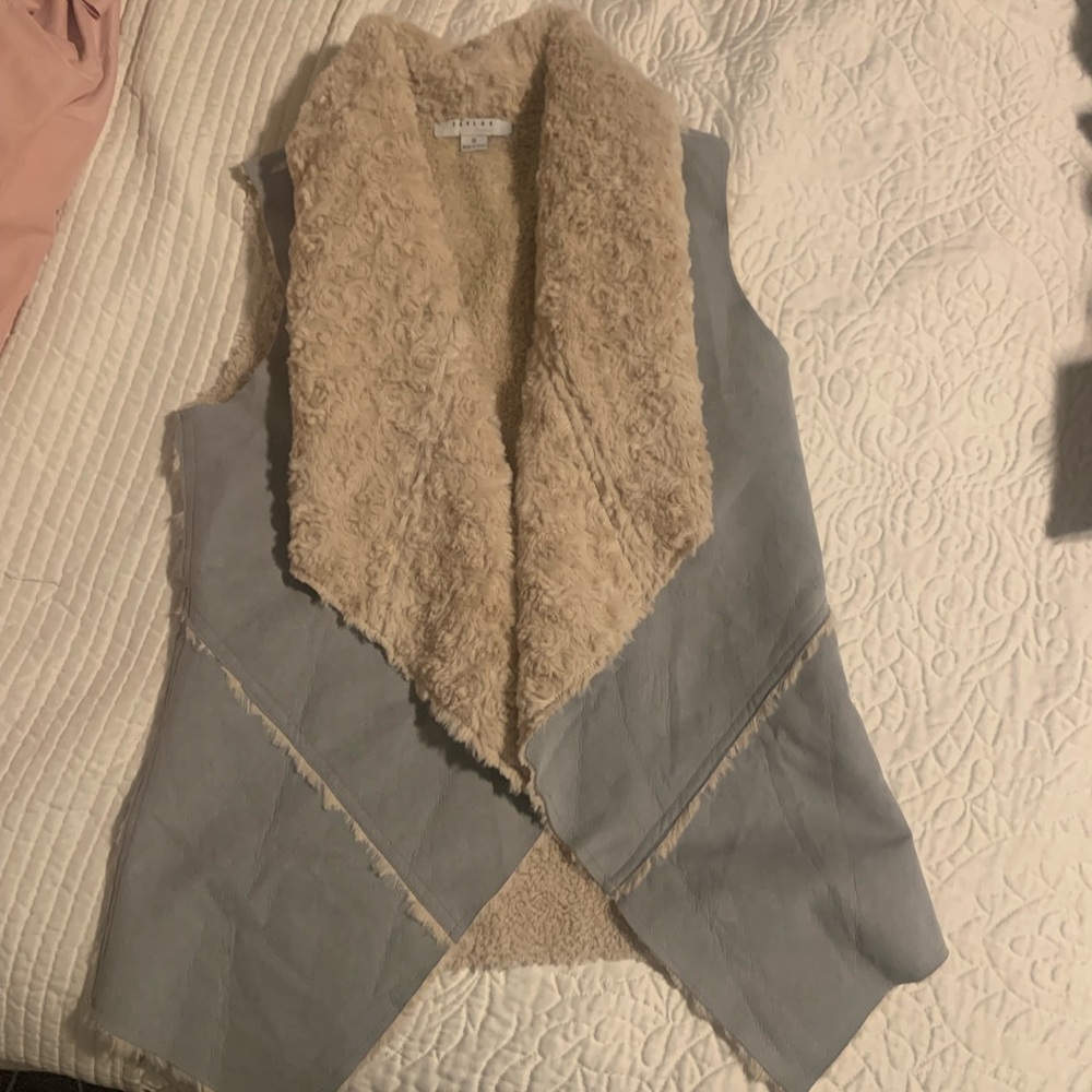 WOMEN VEST. SIZE S. BLUE